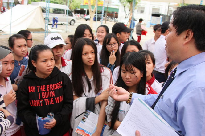 Học sinh tỉnh Bình Thuận được tư vấn trong chương trình tư vấn tuyển sinh - hướng nghiệp năm 2017 - Ảnh: TRẦN HUỲNH