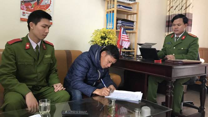 Phòng PC49 đang lấy lời khai của Nguyễn Văn Kiên - em vợ Huệ - Ảnh: NGA HẰNG