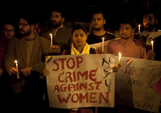 Người dân Ấn Độ biểu tình phản đối nạn cưỡng hiếp và bạo lực nhằm vào phụ nữ ở nước này - Ảnh: Toronto Star