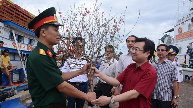 Bí thư Nguyễn Thanh Nghị tặng cành đào cho đại diện các đơn vị, người dân trên xã đảo Thổ Châu - Ảnh: SƠN LÂM
