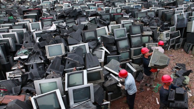 Các công nhân Trung Quốc đang bê những chiếc ti vi cũ tới khu tái chế rác ở thành phố Nội Giang ở tây nam tỉnh Tứ Xuyên, Trung Quốc - Ảnh: Liu Aiguo - Imaginechina