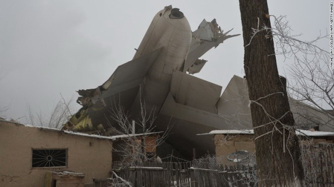 Hiện trường vụ rơi máy bay chở hàng Thổ Nhĩ Kỳ tại Bishkek, Kyrgyzstan - Ảnh: AFP