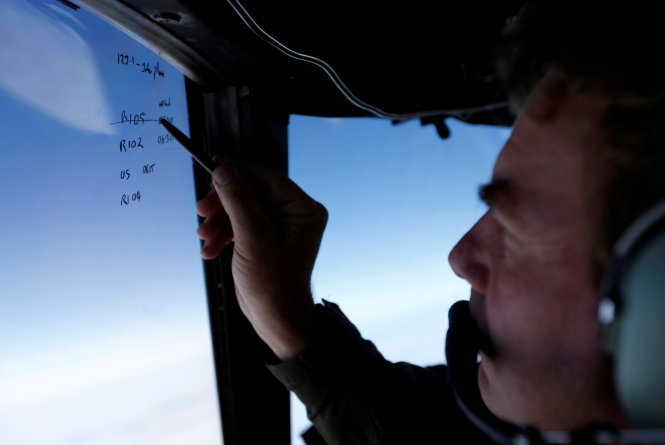 Trên một chuyến bay tìm kiếm dấu vết MH370 ở vùng biển nam Ấn Độ Dương vào tháng 3-2014 - Ảnh: Reuters