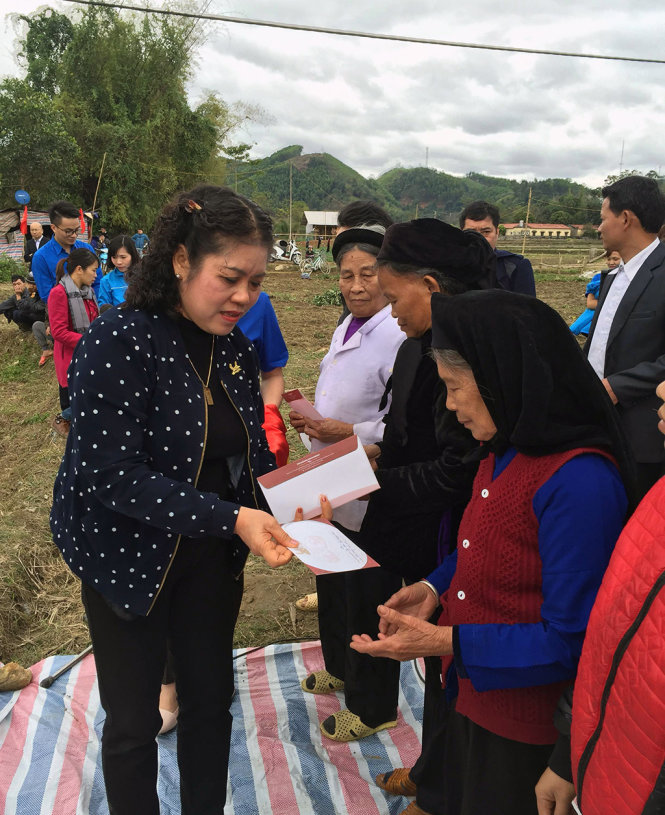 Phó TGĐ Tân Hoàng Minh Group trao tiền cho 36 hộ nghèo