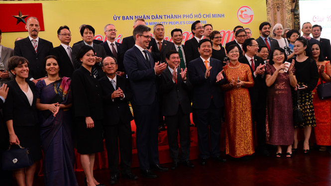 Lãnh đạo TP.HCM chụp ảnh cùng các lãnh sự của các nước tại buổi gặp chào mừng năm mới tối 17-1 - Ảnh: QUANG ĐỊNH