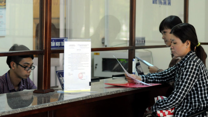 Người dân làm hồ sơ tại văn phòng một cửa huyện Nhơn Trạch - đơn vị gửi hơn 400 thư xin lỗi cho người dân vì giải quyết thủ tục hành chính trễ hẹn khiến người dân mát lòng - Ảnh: A.L