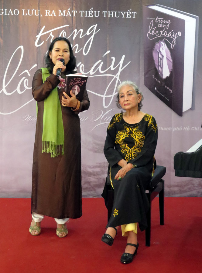 Nhà văn Trầm Hương và nhân vật chính của tiểu thuyết Trong cơn lốc xoáy tại buổi ra mắt sách - Ảnh: L.ĐIỀN
