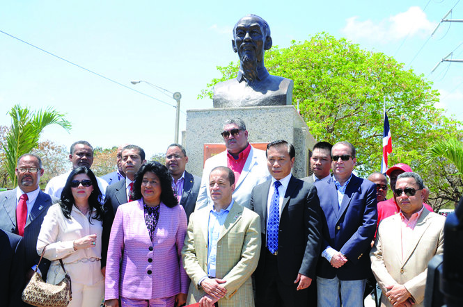 Ngày 24-3-2012, Đảng Phong trào cánh tả thống nhất Cộng hòa Dominicana, chính quyền và nhân dân thành phố Santo Domingo Este đã tổ chức trọng thể lễ khánh thành quảng trường và tượng đài Chủ tịch Hồ Chí Minh tại thủ đô Santo Domingo - Ảnh: TTXVN