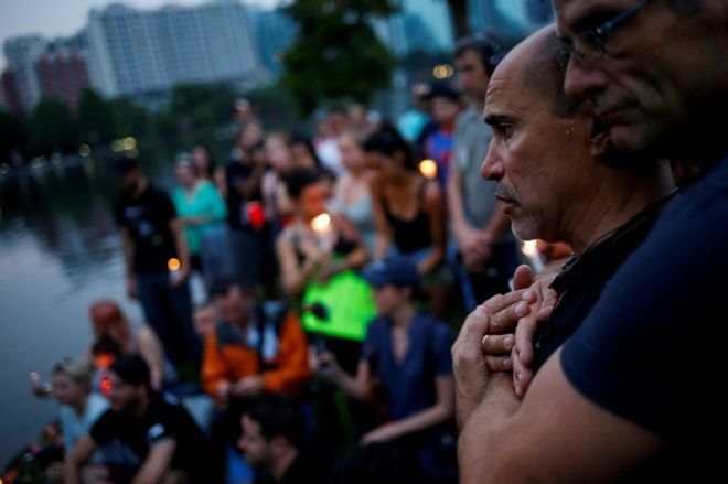 Người dân cầu nguyện cho các nạn nhân vụ xả súng tại Orlando, Mỹ - Ảnh: Reuters
