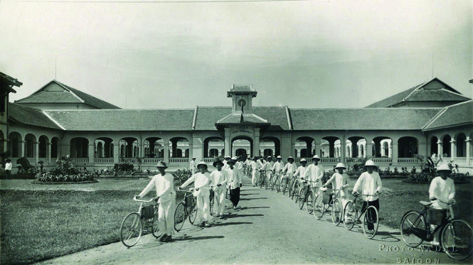 Học trò Trường Pétrus Trương Vĩnh Ký ở Sài Gòn thập niên 1930 (Photo NADAL Saïgon)