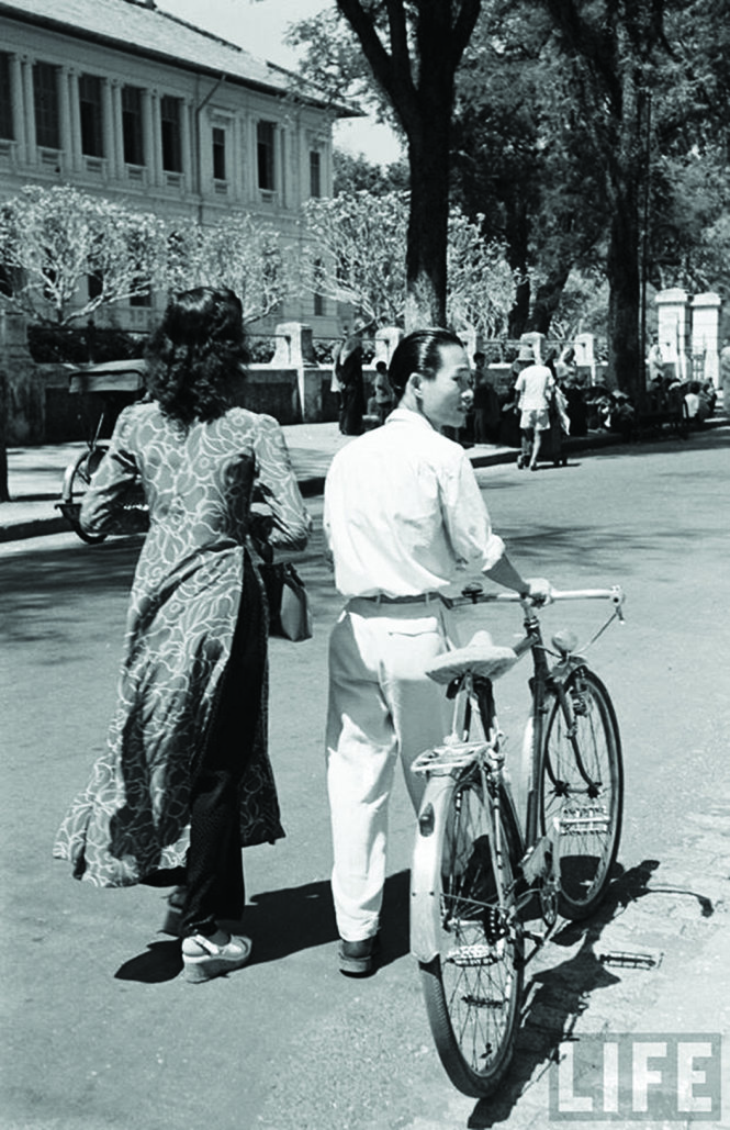 Một cặp đôi cùng xe đạp ở Sài Gòn năm 1950