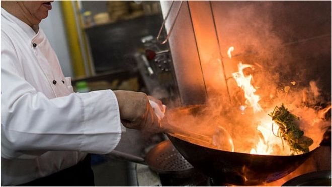 Người Trung Quốc và châu Á nói chung dùng nhiều gia vị, nước chấm trong nấu nướng - ảnh: AFP