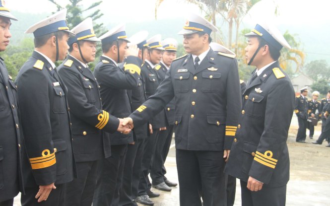 Đại tá Tô Vũ Đặt, phó Tư lệnh Vùng 1 Hải quân thăm hỏi cán bộ, chiến sĩ Trạm ra-đa 485 đóng trên đảo Trà Bản - Ảnh: M.Phượng
