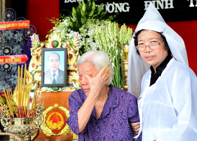 Bà Nguyễn Thị Minh (con chí sĩ Nguyễn An Ninh) xúc động đến viếng ông Dương Đình Thảo - Ảnh: Tự Trung
