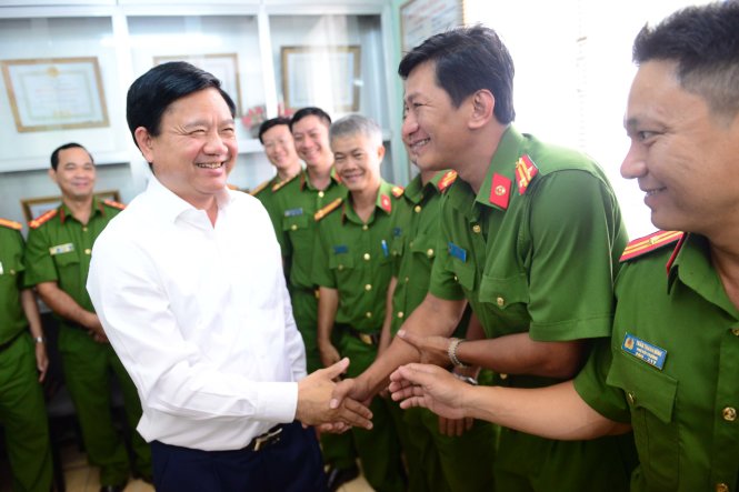 Bí thư Thành ủy TP.HCM Đinh La Thăng bắt tay các chiến sĩ của đội phòng CSĐT - TP về TTXH (CA TP.HCM) (ảnh chụp trưa 18-01) - Ảnh: Quang Định