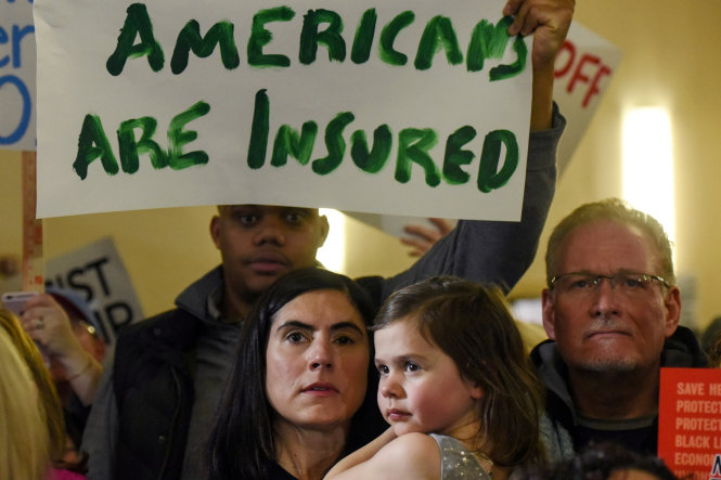 Người Mỹ biểu tình đòi ông Trump không được đụng đến chính sách Obamacare Ảnh: Reuters