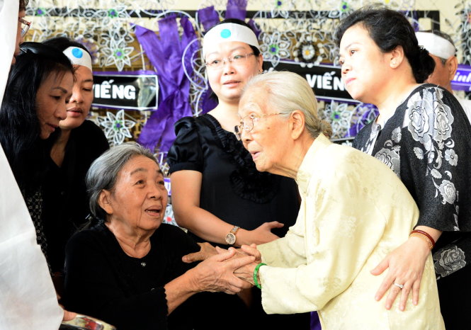 Bà Trần Kim Anh (thứ hai từ phải sang), 90 tuổi, nguyên phó ban tổ chức Hội Liên hiệp phụ nữ TP.HCM, chia buồn cùng phu nhân ông Dương Đình Thảo sáng 17-1 - Ảnh: Tự Trung