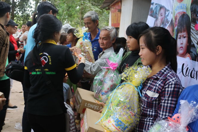 CLB Nắng ấm yêu thương trao quà cho bà con nghèo tại ấp Tà Dơ (Tây Ninh) - Ảnh: CLB Nắng ấm yêu thương