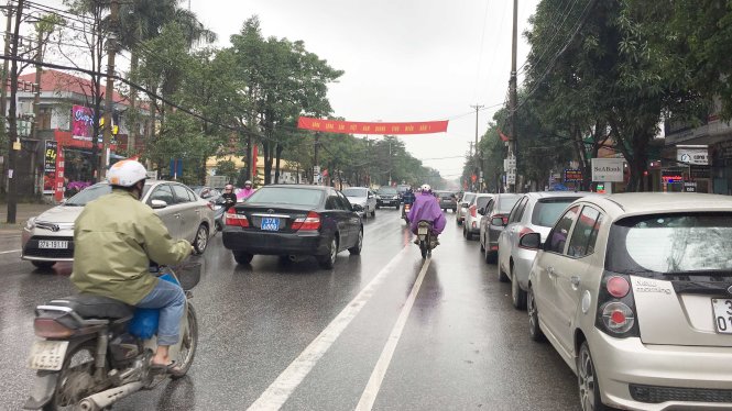 Đường Nguyễn Thị Minh Khai, TP Vinh - một tuyến phố quan trọng thường xuyên bị kẹt xe vào giờ cao điểm, nhất là thời điểm cận Tết - Ảnh: Doãn Hòa