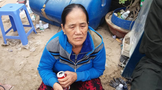 Bà Cô Lê Thị Tàu (69 tuổi, trú tại tổ 6 Hà Ra) vừa khóc vừa kể - Ảnh Thanh Trúc