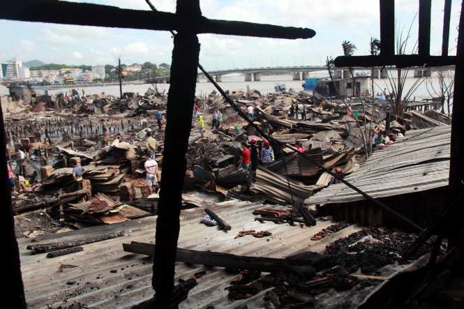 Sau vụ cháy, cả khu dân cư cồn Nhất Trí tan hoang, 78 ngôi nhà của người dân nghèo thành tro bụi - Ảnh: Trung Tân