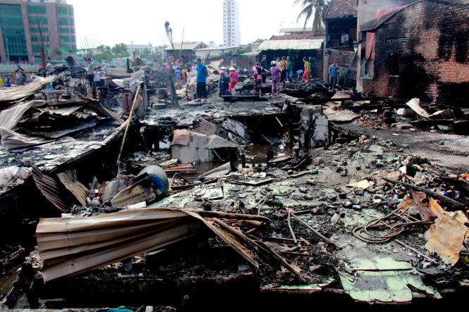 Hiện trường vụ cháy tan hoang, bỗng chốc 72 căn nhà bị thiêu rụi - Ảnh: Trung Tân