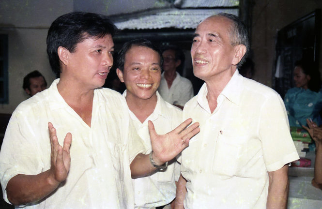 Ông Dương Đình Thảo (trái) (tên thường gọi là chú Sáu Thảo, lúc đó là trưởng Ban tuyên huấn Thành ủy TP.HCM) dự buổi họp mặt thân mật nhân kỷ niệm 15 năm ngày thành lập báo Tuổi Trẻ (2-9-1990) - Ảnh: NGUYỄN CÔNG THÀNH