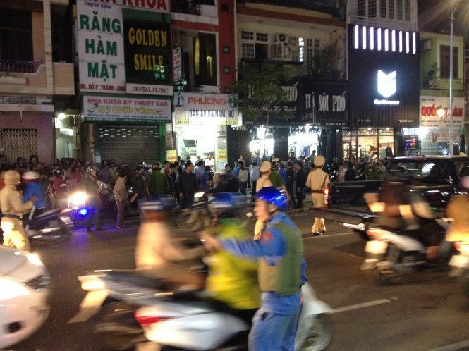 Lực lượng chức năng phong tỏa hiện trường trên đường Lê Duẩn, Đà Nẵng -  Ảnh: TRƯỜNG TRUNG