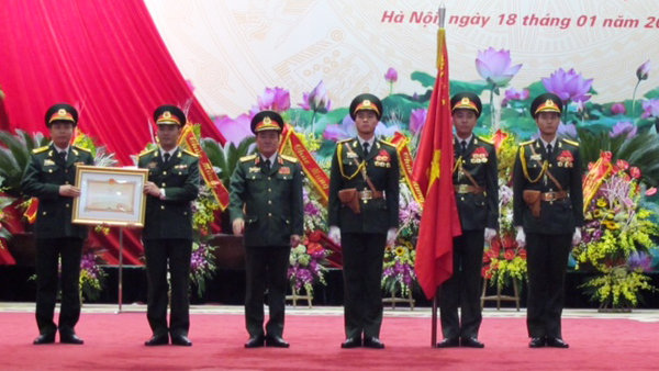 Thượng tướng Trần Đơn-Thứ trưởng Bộ quốc phòng thừa ủy quyền của Chủ tịch nước trao Huân chương bảo vệ tổ quốc hạng nhất cho Ban TNQĐ - Ảnh: Đ.Bình