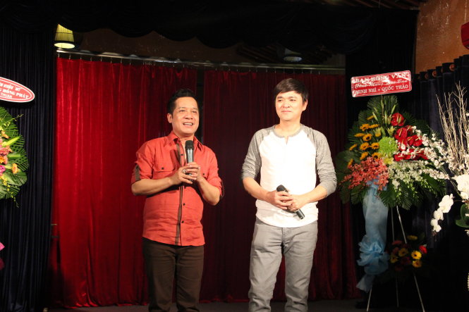 Nghệ sĩ Minh Nhí và Quốc Thảo chia sẻ cảm xúc trong buổi ra mắt sân khấu - Ảnh: NGUYỄN LỘC