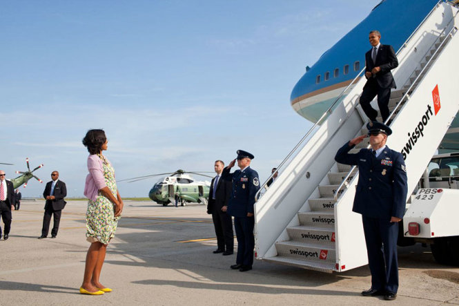 Bà Michelle đón chồng tại sân bay quốc tế John F. Kennedy ở New York, New York, ngày 14-6-2012