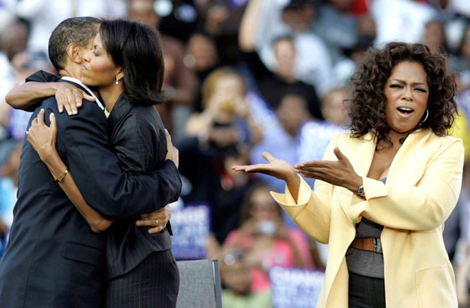 Hai ông bà ôm nhau khi vận động tranh cử cùng MC Oprah Winfrey ở Columbia, South Carolina ngày 9-122008