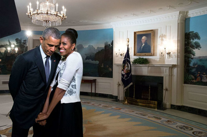 Đệ nhất phu rúc vào người chồng trong phòng tiếp tân của Nhà Trắng năm 2015