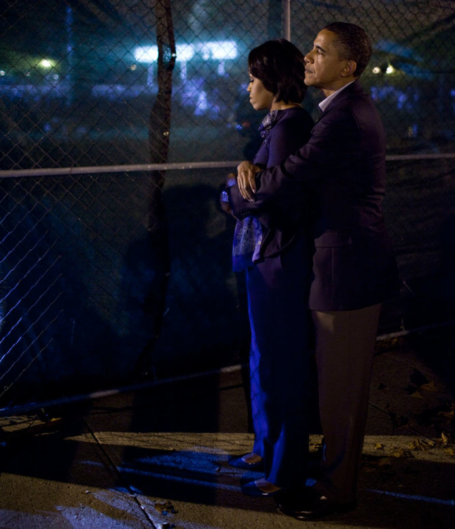 Ông Obama ôm vợ khi chờ phát biểu tại một sự kiện ở ĐH bang Ohio năm 2010
