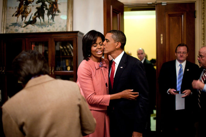 Ông Obama hôn lên má vợ