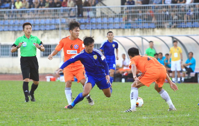 Hải Phòng (đỏ) đánh bại Than Quảng Ninh (xanh) 2-0 trong trận derby vùng đông bắc vào chiều 18-1. Ảnh: ANH TUẤN