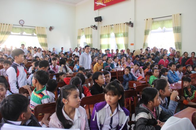 Rất đông phụ huynh học sinh vùng rốn lũ Nghĩa Hành đứng chật khán phòng chờ nhận quà - Ảnh: Trần Mai