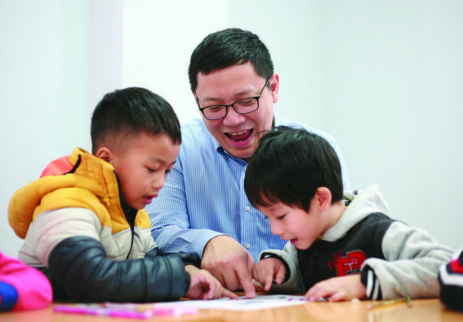 PGS.TS Lê Anh Vinh dạy toán cho các học sinh tiểu học - Ảnh: Nam Trần