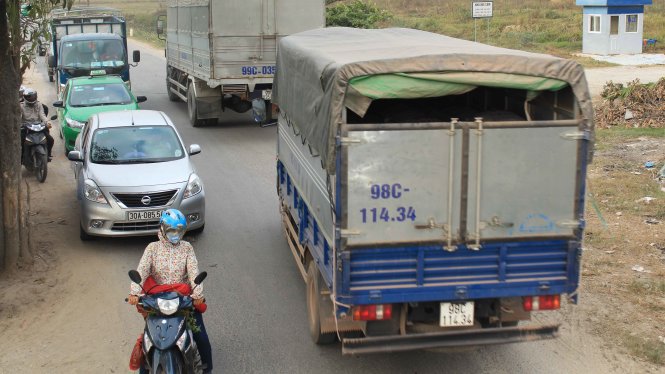 Ô tô nối đuôi nhau chạy qua đê Phù Đổng - đường 179 để tránh trạm thu phí Hà Nội - Bắc Giang - Ảnh: Chí Tuệ