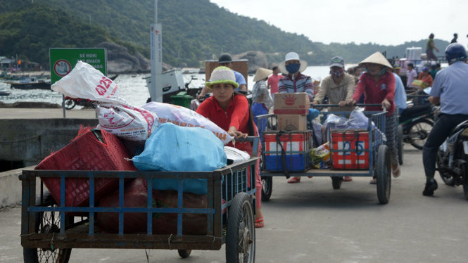 Xe kéo chở hàng ra vào tấp nập - Ảnh: THANH BA