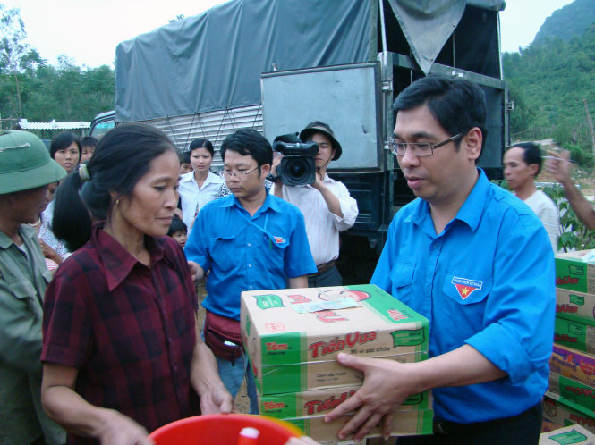 Ông Nguyễn Phước Lộc trong một chuyến đi từ thiện, tặng quà đồng bào lũ lụt miền Trung khi còn là phó chủ tịch thường trực T.Ư Hội LHTN VN) - Ảnh: Lâm Hải