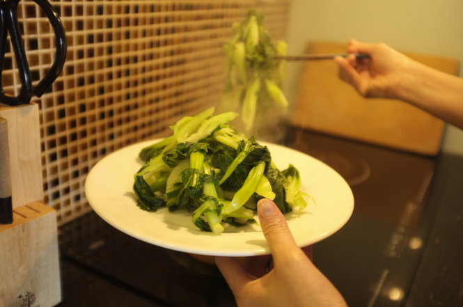 Rau cải luộc chấm nước tương là một gợi ý hay cho bữa ăn chay ngày tết   - Ảnh: CHÂU ANH