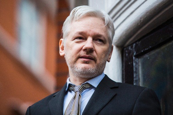 Ông Julian Assange trên ban-công của sứ quán Ecuador tại London vào tháng 2-2016 - Ảnh: AFP