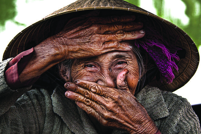 Cụ Bùi Thị Xong trong bức ảnh Cụ bà đẹp nhất thế giới của nhiếp ảnh gia Réhahn