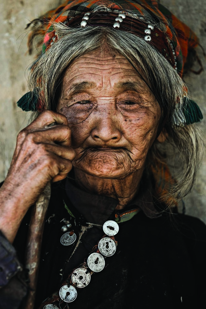 Cụ già người dân tộc La Hủ trong trang phục truyền thống