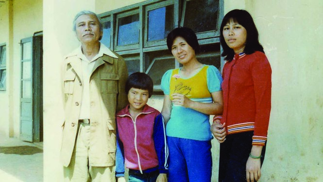Nhà thơ Quang Dũng chụp tại Lâm Đồng năm 1983 cùng con gái Bùi Phương Thảo (thứ hai từ phải sang) - Ảnh tư liệu