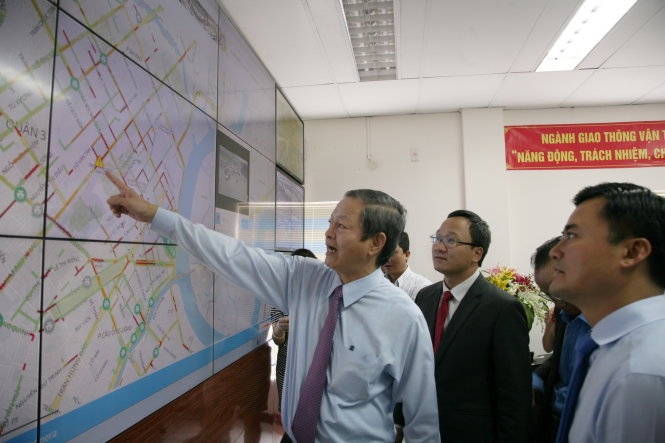 Từ phải qua: Ông Bùi Xuân Cường, ông Lê Văn Khoa, ông Khuất Việt Hùng đang trực tiếp quan sát bản đồ số trực tuyến giao thông - Ảnh: VIỄN SỰ