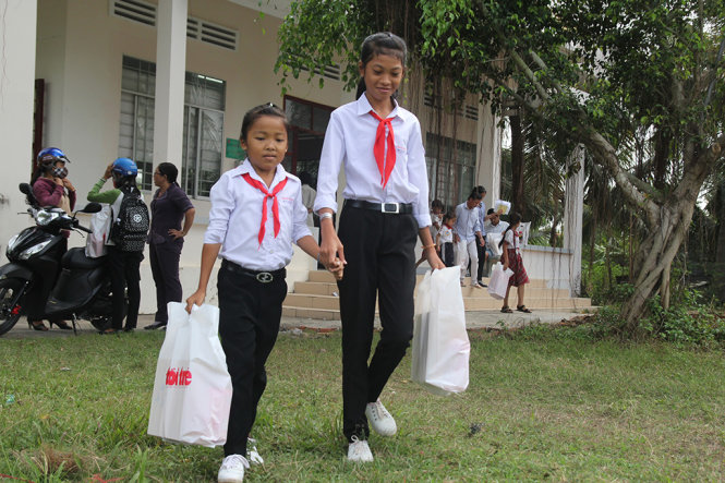 Báo Tuổi Trẻ phối hợp với tỉnh đoàn Bến Tre trao 200 suất quà cho học sinh vùng hạn, mặn Bến Tre - Ảnh: MẬU TRƯỜNG
