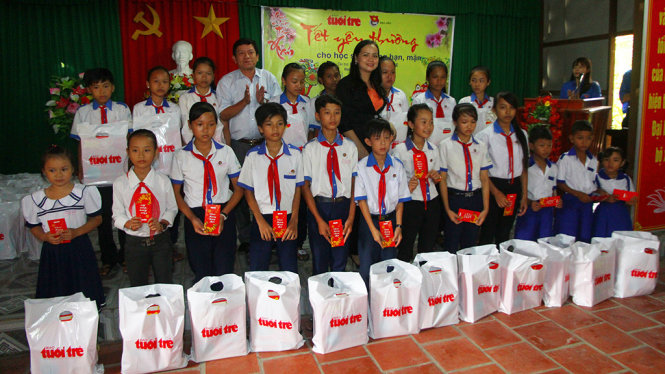 Học sinh nghèo vùng hạn, mặn ở xã Ninh Quới (huyện Hồng Dân, Bạc Liêu) phải đi xuồng nhận quà Tết do bạn đọc báo Tuổi Trẻ trao tặng vào chiều 19 – 1 - Ảnh: CHÍ QUỐC