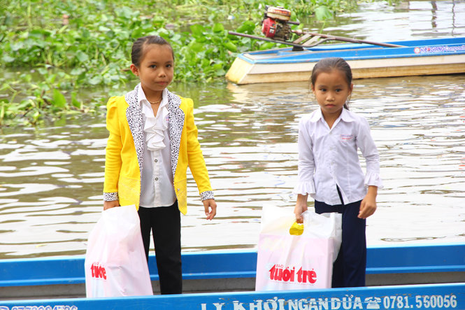 Học sinh nghèo vùng hạn, mặn ở xã Ninh Quới (huyện Hồng Dân, Bạc Liêu) phải đi xuồng nhận quà Tết do bạn đọc báo Tuổi Trẻ trao tặng vào chiều 19 – 1 - Ảnh: CHÍ QUỐC